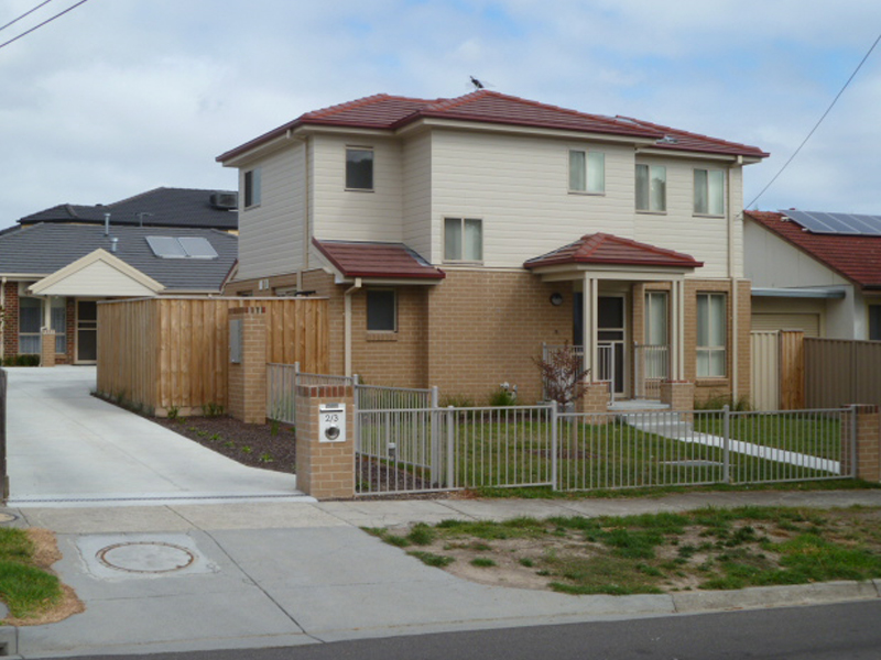 2-storey-brick-and-weatherboard-house